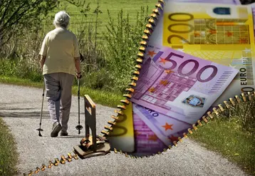  Femme âgée marchant dans la campagne avec des billets en euros à côté. 