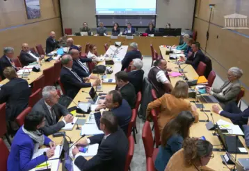 Les députés débattant de la proposition de loi (PPL) du sénateur Laurent Duplomb visant à « lever les contraintes à l’exercice du métier d’agriculteur » le 6 mai en commission du développement durable et de l'aménagement du territoire à l'Assemblée nationale.  