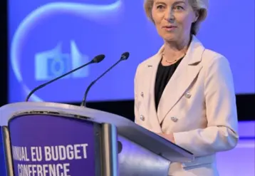 ursula von der leyen devant un micro