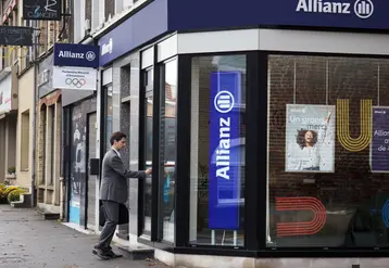 devanture d'une agence Allianz avec homme franchissant la porte
