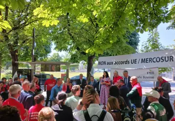 des manifestants avec une banderole en arrière-plan