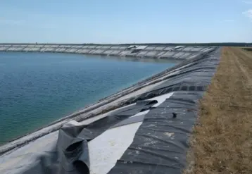Lacérations visibles sur les bâches d'une méga-bassine.