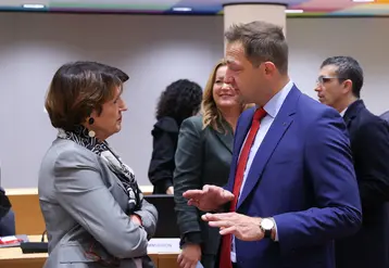 La ministre française de l’Agriculture Annie Genevard discute avec le commissaire européen à l'Agriculture Janusz Wojciechowski lors du conseil Agripêche à Bruxelles le 22 septembre.