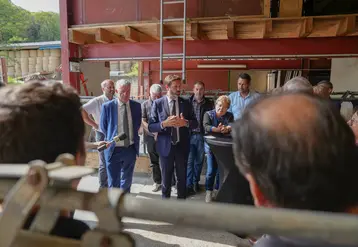   Fabrice Pannekoucke, président de la région Auvergne Rhône-Alpes, en visite au Gaec du Houx, élevage laitier de Savoie.