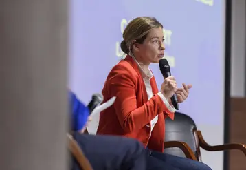 L'eurodéputée Céline Imart (droite) prend la parole dans une conférence