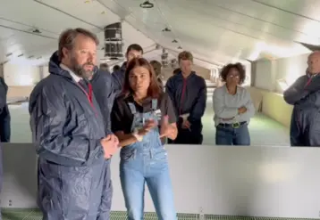 Loïg Chesnais-Girard avec la jeune agricultrice Elodie Guillotel.