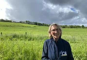 Véronique Le Floc’h devant une prairie en juin 2024 dans le Finistère.