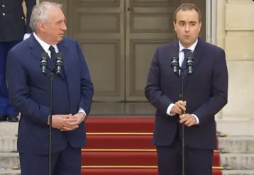 François Bayrou et Sébastien Lecornu devant le perron de Matignon lors de la cérémonie de passation de pouvoir