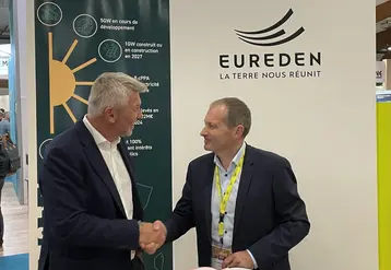 Bertrand Drouot L’Hermine, directeur général délégué au développement TSE (à gauche) et Dany Rochefort, président d'Eureden (à droite), lors de la signature du partnariat au Space le 16 septembre à Rennes. 