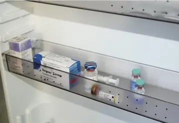 Vaccins pour utilisation en élevage dans la porte d'un réfrigérateur.