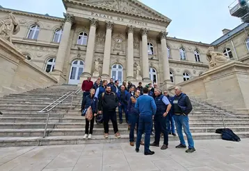 L'éleveur polyculture Olivier Berthe soutenu par une trentaine d'agriculteurs le 14 octobre devant le Palais de justice d'Amiens.