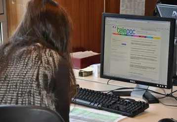 Jeune femme de dos faisant sa déclaration PAC