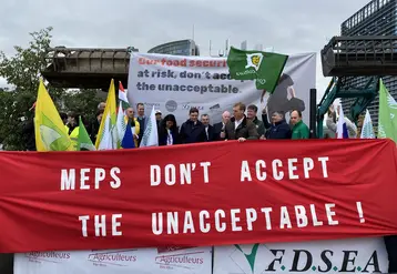 Devant le Parlement européen le 21 octobre, les représentants du Copa-Cogeca et de la FNSEA appellent les eurodéputés à refuser les propositions de la Commission européenne. Des drapeaux sont mis en avant, ainsi qu'une affiche rouge avec un slogan en anglais qui signifie « Eurodéputés, n’acceptez pas l’inacceptable ».  