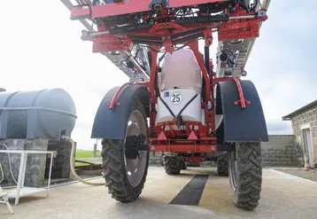 tracteur équipé d'un pulvérisateur