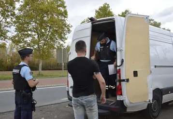 Gendarmes contrôlant une camionnette blanche