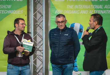 Au salon Tech&Bio 2025, Adrien Pelletier reçoit le prix de l'innovation agroécologique.