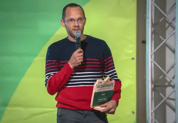 Au salon Tech&Bio 2025, Vincent Guth reçoit le prix de l’innovation technologique.