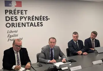 Quatre personnes dont le préfet des Pyrénées orientales à une tribune