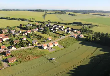 vue aérienne d'un village au milieu de champs