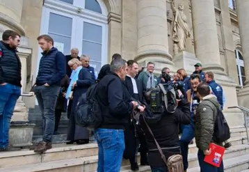 Olivier Berthe, entouré d’agriculteurs et de journalistes, sur les marches du Palais de justice d’Amiens.