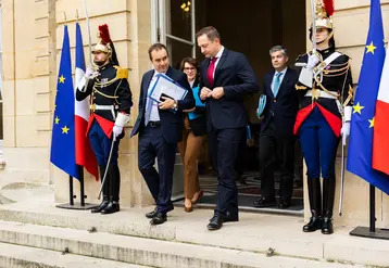 Sébastien Lecornu, sur le perron de Matignon, avec la ministre de l’agriculture Annie Genevard et le commissaire européen à l’Agriculture Christophe Hansen.  