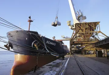 Bateau maritime dans le port de Saint Nazaire contenant des importations de soja du Brésil. 