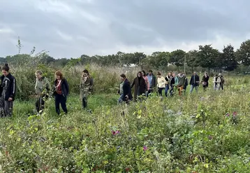 Personnes marchant dans des infrastructures de biodiversité sur la ferme pilote d'Agoterra.