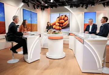 Plateau de télévision avec cinq personnes assises derrière un pupitre