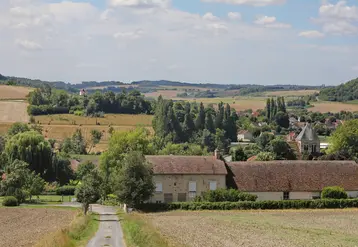 Village de campagne, vue des parcelles agricoles et des villages de la campagne marnaise