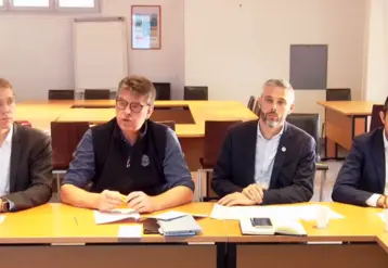 (De gauche à droite) Franck Sander, vice-président de la FNSEA, Hervé Lapie, secrétaire général, Quentin Le Guillous, secrétaire général des Jeunes agriculteurs et Maxime Buizard-Blondeau, vice-président, en conférence de presse le 16 décembre.  