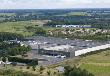 Vue aérienne de l'usine Castl-Vins de La Chapelle-Heulin en Loire-Atlantique