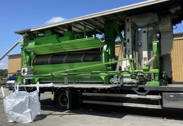 Machine de prestation de tri et de traitement de semences à la ferme. 