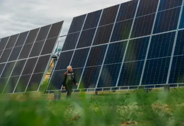 ombrières photovoltaïques dans un champ avec un  homme au premier plan