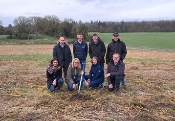 Les intervenants pose dans un champ lors de la journée de lancement de la coalition Covalo Ouest portée par la coopérative Terrena. 