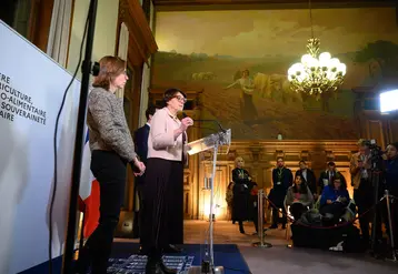 Annie Genevard et Amélie de Montchalin devant la presse agricole.
