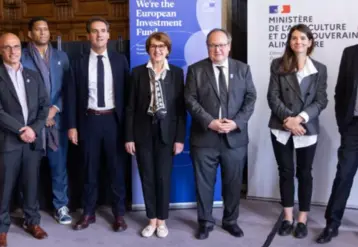 groupe de personnes posant pour la photo