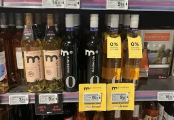 Vins désalcoolisés en rayon d'un supermarché