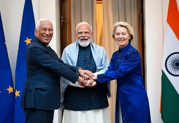 Le président du Conseil européen António Costa, le Premier ministre de l’Inde Narendra Modi et la présidente de la Commission européenne Ursula von der Leyen mains dans les mains à New Delhi devant des drapeaux de l'Union européenne et de l'Inde.   