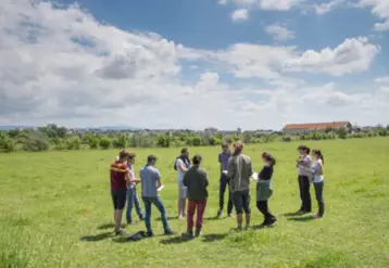 élèves dans un pré avec leur formateur