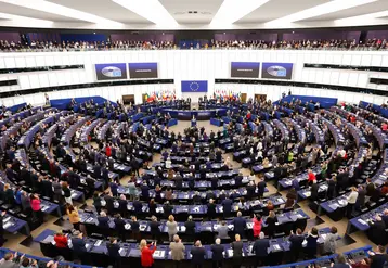 L'hémicycle du Parlement européen vu de haut avec ses eurodéputés lors d'une plénière en décembre 2025. 