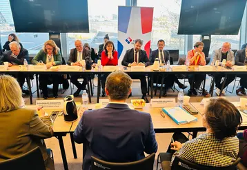 Les représentants des Régions de France en réunion avec le commissaire européen à l'agriculture Christophe Hansen le 26 février au salon de l'agriculture.