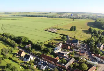 Commune rurale de Somme en prise de vue aérienne. 