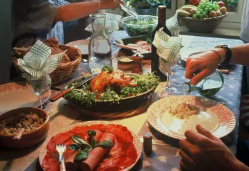 table avec différents plats