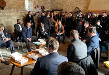 Sébastien Lecornu et Annie Genvard devant des représentants des Jeunes agriculteurs le 30 janvier à Baigneaux en Eure-et-Loir.
