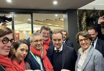 Sébastien Lecornu et Annie Genevard avec une délégation d'agriculteurs de l'Aisne sur le salon de l'Agriculture.