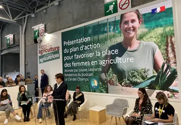 Annie Genevard, ministre de l’agriculture, présente son plan pour les femmes en agriculture le 23 février au salon de l’agriculture avec des agricultrices ayant participé au groupe de travail.