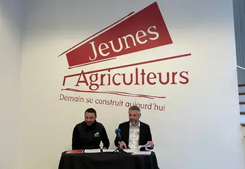 Le président des Jeunes agriculteurs Pierrick Horel et le secrétaire général du syndicat Quentin Le Guillous en conférence de presse à Paris ce 18 février. 