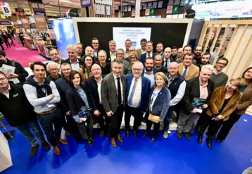 un groupe de personnes posant pour la photo prise d'en haut sur un stand du salon de l'agriculture