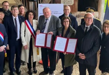 Un groupe de personnes posant pour la photo 