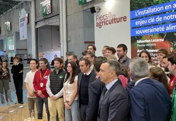 Le Premier ministre Sébastien Lecornu et les intervenants de la table ronde sur l’installation des agriculteurs, organisée ce jeudi 26 février au salon de l’agriculture à Paris. 